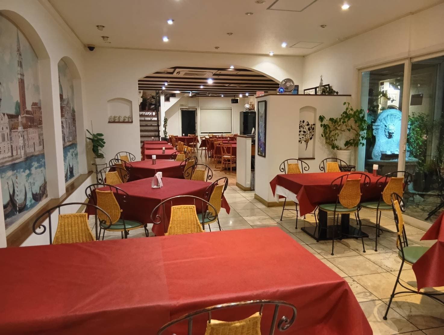 【フェリーチェ】落ち着いた店内